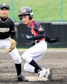 走塁でチャンスをつくった明石ボーイズＪｒの選手（右）