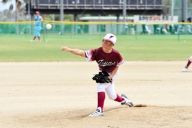 全力で投げる津名ベースボールクラブの選手＝淡路佐野運動公園