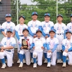 勝で優勝を決めた成徳イーグルスの選手たち＝いずれも西宮市甲子園浜２、甲子園浜野球場