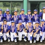 ２度目の頂点に立った浜手ロイヤルズの選手たち＝いずれも日岡山公園野球場