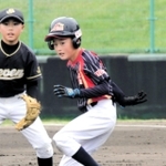 走塁でチャンスをつくった明石ボーイズＪｒの選手（右）