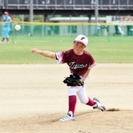 全力で投げる津名ベースボールクラブの選手＝淡路佐野運動公園
