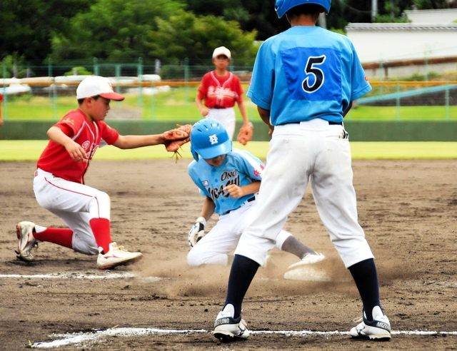三塁に滑り込む小野東スポーツ少年団の選手＝いずれも西脇市坂本