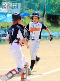 ５回裏、生還する中来田仁人主将