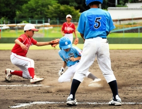 三塁に滑り込む小野東スポーツ少年団の選手＝いずれも西脇市坂本