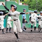 ６回の大量得点で歓声を上げる氷上ドリームスの選手ら＝いずれもブルーベリースタジアム丹波