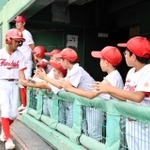 得点して喜ぶ選手＝いずれも西脇市坂本