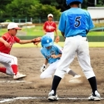 三塁に滑り込む小野東スポーツ少年団の選手＝いずれも西脇市坂本
