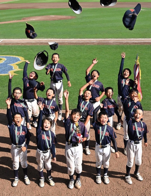 前回大会で初優勝を果たし、喜びを爆発させる佐用ＷＨＡＲＰ（ワープ）ジュニアの選手ら。今年は２連覇に挑む＝神戸市須磨区緑台