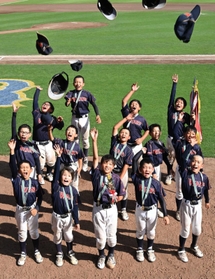 前回大会で初優勝を果たし、喜びを爆発させる佐用ＷＨＡＲＰ（ワープ）ジュニアの選手ら。今年は２連覇に挑む＝神戸市須磨区緑台