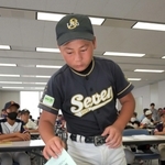 組み合わせ番号札が入った封筒を引く選手＝神戸市中央区、神戸新聞社（撮影・風斗雅博）