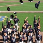 前回大会で初優勝を果たし、喜びを爆発させる佐用ＷＨＡＲＰ（ワープ）ジュニアの選手ら。今年は２連覇に挑む＝神戸市須磨区緑台