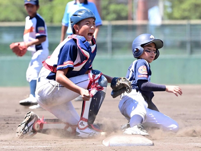 ４回表、三塁ベース上でランナーをアウトにした志筑の中来田仁人主将＝いずれもＧ７スタジアム神戸（撮影・斎藤雅志）