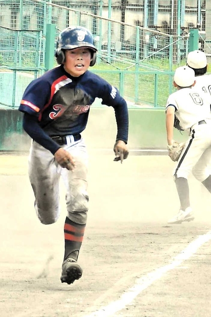 ４回、ホームへ疾走する田鶴野クレインズの大木本賢志朗選手（撮影・長沢伸一）