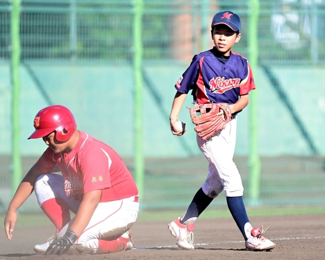 チームを引っ張った洲本三熊の武市浩司投手＝Ｇ７スタジアム神戸（撮影・斎藤雅志）