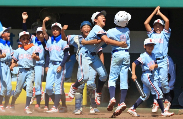 ５回裏、敵失の間に生還し、仲間たちに迎えられる香寺の榎本拓真選手（右から３人目）＝ほっともっとフィールド神戸（撮影・鈴木雅之）
