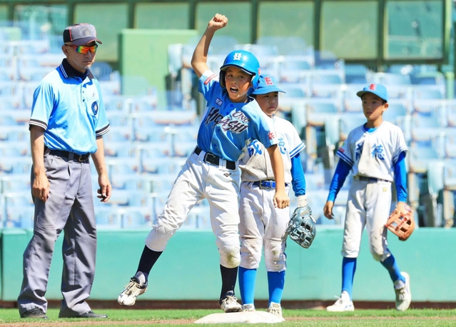 ４回表、この回４点目となる適時三塁打を放ち、ガッツポーズする小野東の大西悠斗選手