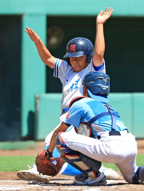 １回裏、成徳の池田樹央選手がホームをつくもアウトとなる