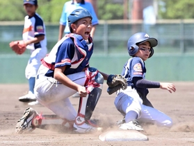 ４回表、三塁ベース上でランナーをアウトにした志筑の中来田仁人主将＝いずれもＧ７スタジアム神戸（撮影・斎藤雅志）