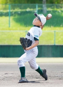 ２回から登板し、力投した有年原の山路剛徳選手＝三木山総合公園野球場（撮影・谷川直生）