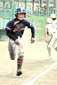 ４回、ホームへ疾走する田鶴野クレインズの大木本賢志朗選手（撮影・長沢伸一）