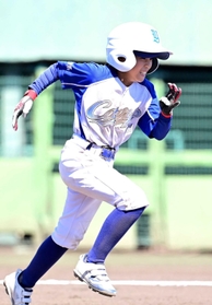 ５回表１死二塁で、犠打を決めて懸命に走る養父の藤原麻梨乃選手＝Ｇ７スタジアム神戸（撮影・斎藤雅志）