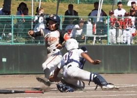 ２回、クロスプレーで三塁走者をアウトにした大塩の神本竜也捕手（撮影・谷川直生）