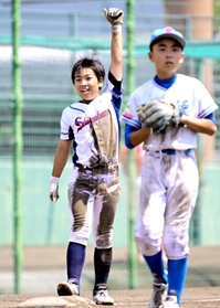 ３回表２死から三塁打を放った白川ホーネッツの扶川海空斗選手＝Ｇ７スタジアム（撮影・斎藤雅志）