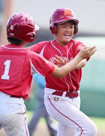 本塁打を放ち、笑顔でホームインした自由が丘レッドファイターズの粂田大翔選手＝Ｇ７スタジアム（撮影・斎藤雅志）
