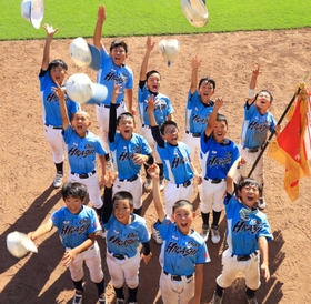 優勝を飾り喜びを爆発させる小野東スポーツ少年団の選手たち＝いずれもほっともっとフィールド神戸（撮影・鈴木雅之）