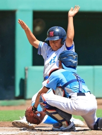 １回裏、成徳の池田樹央選手がホームをつくもアウトとなる