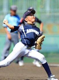 力投する小部東アローズ先発の惠美昇大選手＝Ｇ７スタジアム神戸（撮影・鈴木雅之）