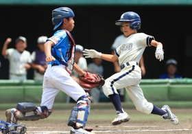 ５回無死の場面でランニング本塁打で生還する金少クラブの田村悠真選手＝Ｇ７スタジアム神戸（撮影・鈴木雅之）