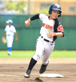 １回表、先頭打者としてランニング本塁打を放ったベースボールキッズ丹波の大垣勝吾選手＝いずれもＧ７スタジアム神戸（撮影・鈴木雅之）