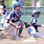 ４回表、三塁ベース上でランナーをアウトにした志筑の中来田仁人主将＝いずれもＧ７スタジアム神戸（撮影・斎藤雅志）