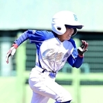 ５回表１死二塁で、犠打を決めて懸命に走る養父の藤原麻梨乃選手＝Ｇ７スタジアム神戸（撮影・斎藤雅志）