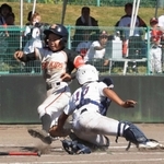 ２回、クロスプレーで三塁走者をアウトにした大塩の神本竜也捕手（撮影・谷川直生）