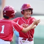 本塁打を放ち、笑顔でホームインした自由が丘レッドファイターズの粂田大翔選手＝Ｇ７スタジアム（撮影・斎藤雅志）