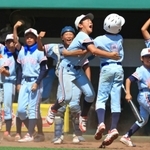 ５回裏、敵失の間に生還し、仲間たちに迎えられる香寺の榎本拓真選手（右から３人目）＝ほっともっとフィールド神戸（撮影・鈴木雅之）