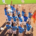 優勝を飾り喜びを爆発させる小野東スポーツ少年団の選手たち＝いずれもほっともっとフィールド神戸（撮影・鈴木雅之）