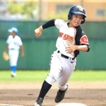 １回表、先頭打者としてランニング本塁打を放ったベースボールキッズ丹波の大垣勝吾選手＝いずれもＧ７スタジアム神戸（撮影・鈴木雅之）