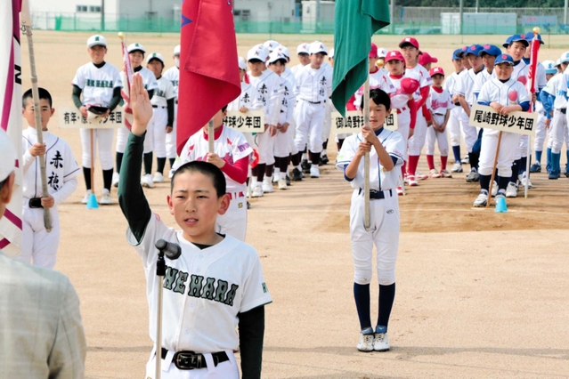 選手宣誓をする有年原野球少年団の山路剛徳主将（手前）＝赤穂市御崎