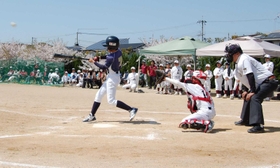 あかふじ米少年野球西播Ｂ決勝戦でサヨナラ打を放つ坂越野球スポーツ少年団の片山修汰選手＝赤穂市御崎