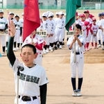 選手宣誓をする有年原野球少年団の山路剛徳主将（手前）＝赤穂市御崎