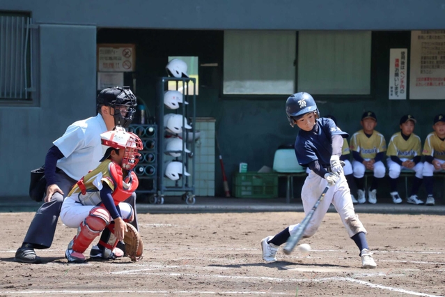 蓮池トップライナーズ－魚住フェニックス　力強いスイングを見せる蓮池トップライナーズの選手＝いずれも日岡山公園野球場