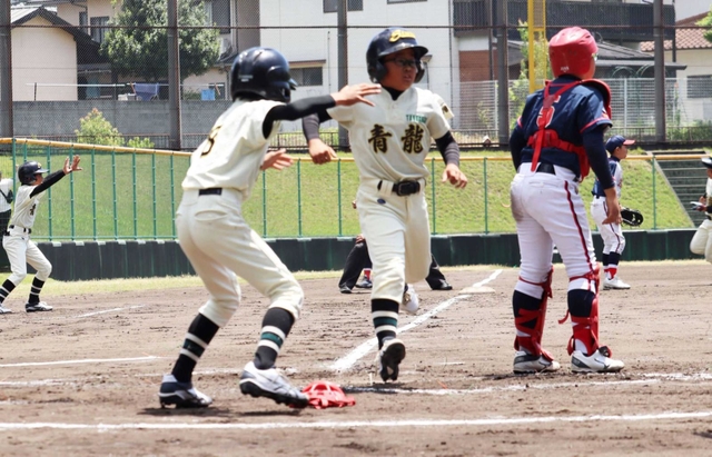 東播ナインストリーム－曽根青龍野球クラブ　本塁に生還した曽根青龍野球クラブの選手