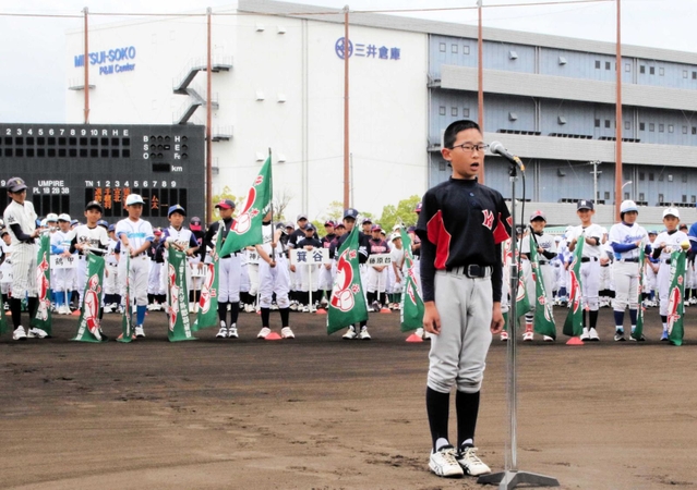 開会式で選手宣誓する唐櫃北神の真部太一主将