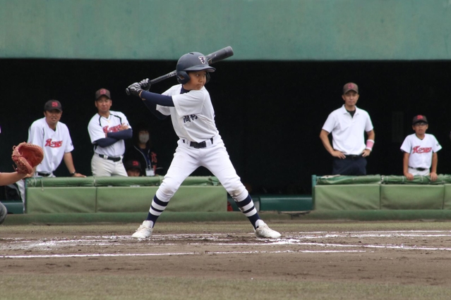 鋭いバッティングをみせる高羽の選手