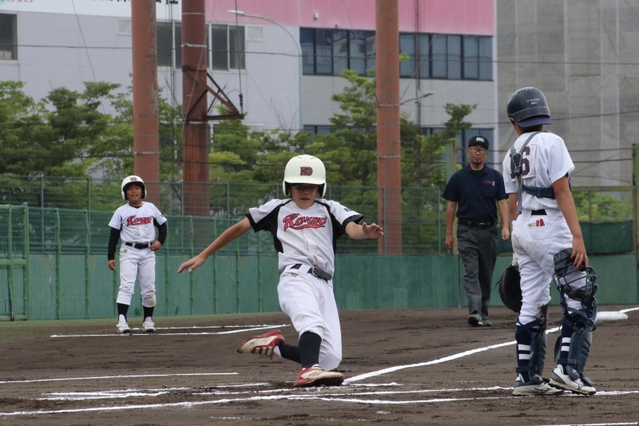 本塁に生還する広陵の選手