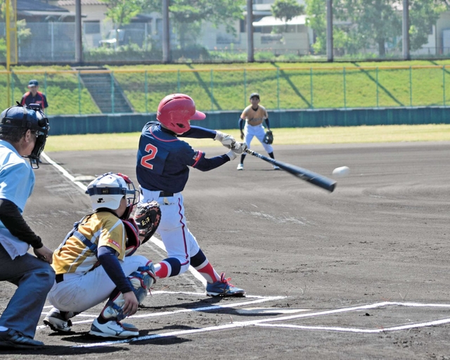 準決勝・東播ナインストリームー魚住フェニックス　１回、東播ナインストリームの先頭打者が安打を放つ